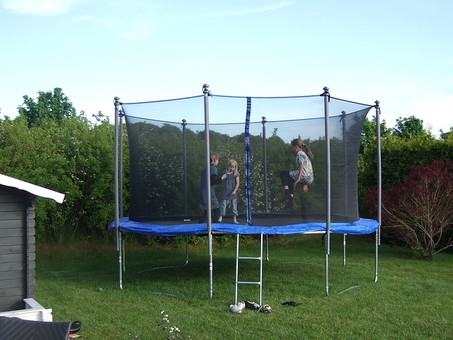 Pořiďte si trampolínu – zabavíte sebe i své děti, uděláte něco pro svoje zdraví, a navíc i zhubnete