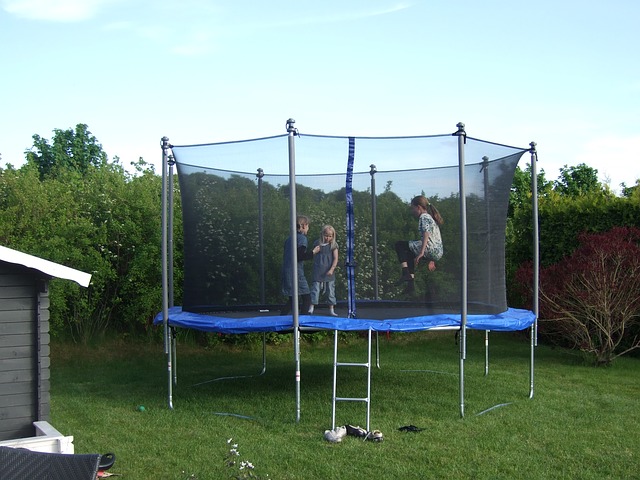 Pořiďte si trampolínu – zabavíte sebe i své děti, uděláte něco pro svoje zdraví, a navíc i zhubnete